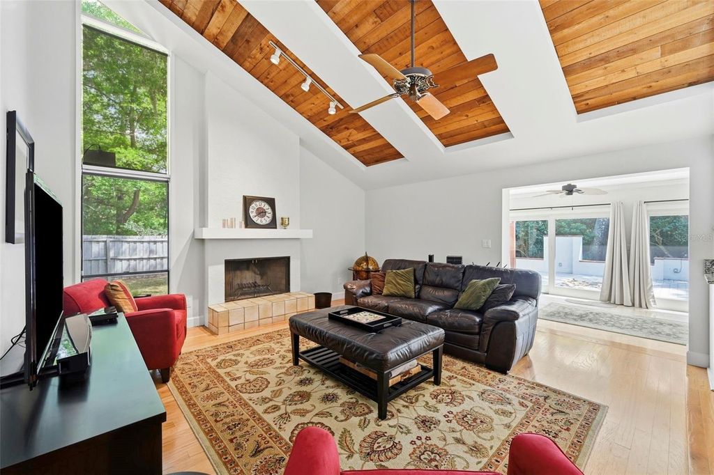 Image 6 of property listing at 115 RED BAY DRIVE, Longwood, FL 32779