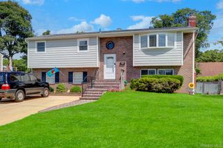 727 Peter Paul Drive, West Islip, NY 11795