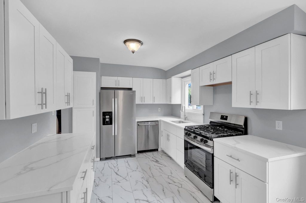 727 Peter Paul Drive, West Islip, NY 11795 — photo 2