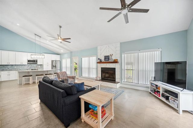 215 Clear Water Street E, Montgomery, TX 77356