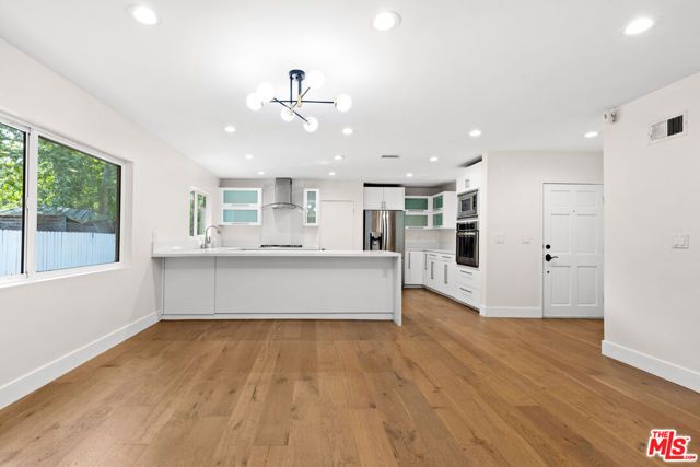 21817 Providencia Street, Woodland Hills (los Angeles), CA 91364