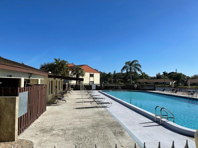 4988 SABLE PINE Circle D1, West Palm Beach, FL 33417