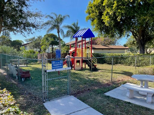 4988 SABLE PINE Circle D1, West Palm Beach, FL 33417