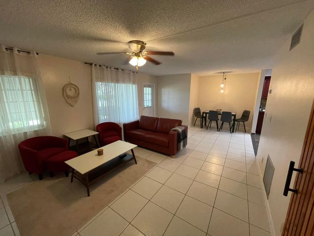 4988 SABLE PINE Circle D1, West Palm Beach, FL 33417