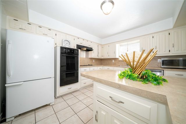 2916 Country Place Court, Carrollton, TX 75006