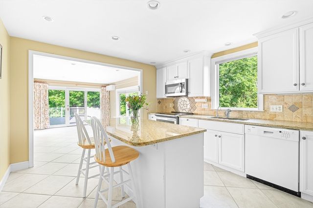 6 Crestview Dr, Westborough, MA 01581