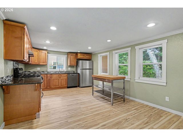 213 MILL St, Silverton, OR 97381