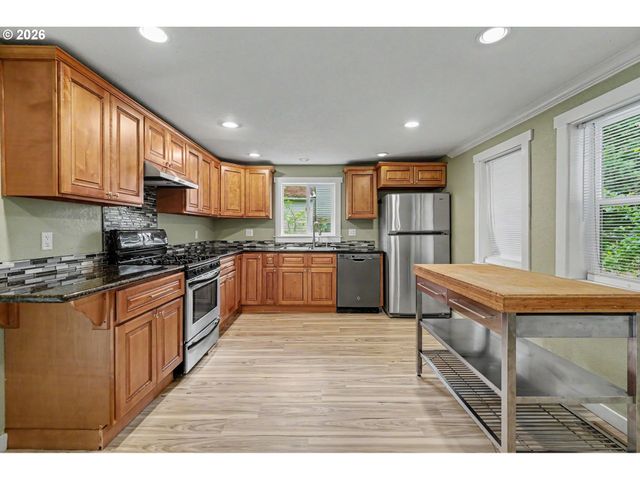 213 MILL St, Silverton, OR 97381