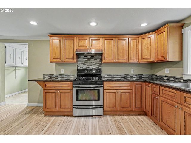 213 MILL St, Silverton, OR 97381
