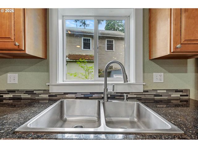 213 MILL St, Silverton, OR 97381