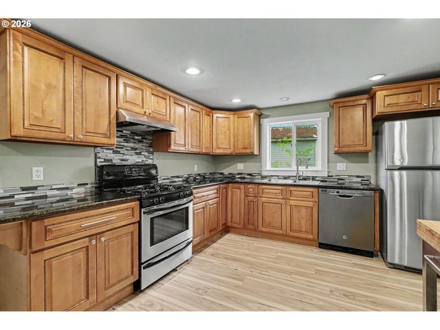 213 MILL St, Silverton, OR 97381