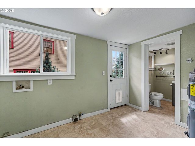 213 MILL St, Silverton, OR 97381