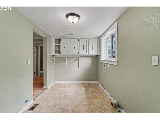 213 MILL St, Silverton, OR 97381
