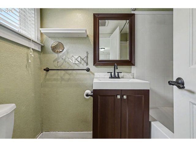 213 MILL St, Silverton, OR 97381