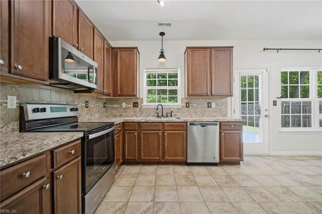 105 Navajo TRL, Portsmouth, VA 23701