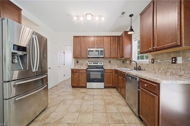 105 Navajo TRL, Portsmouth, VA 23701