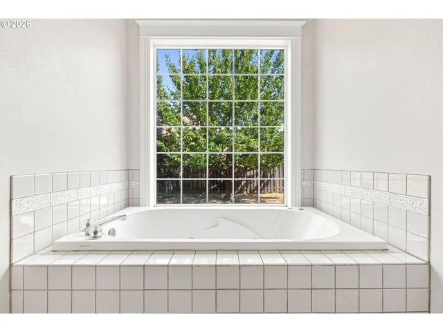 2380 Nw SHADDEN Dr, Mc Minnville, OR 97128