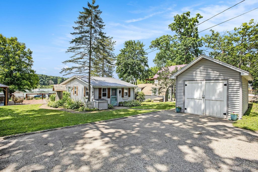 636 Swains Lake Drive, Pulaski Township, MI 49237