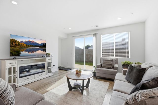 2086 Grapevine Dr, Livingston, CA 95334