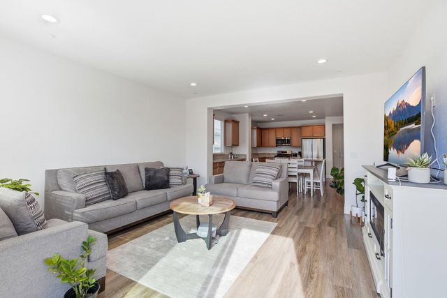 2086 Grapevine Dr, Livingston, CA 95334