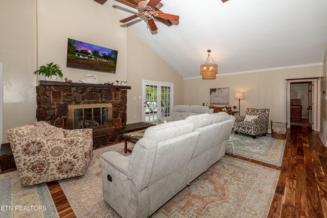 4225 W Lakeview Circle, Louisville, TN 37777