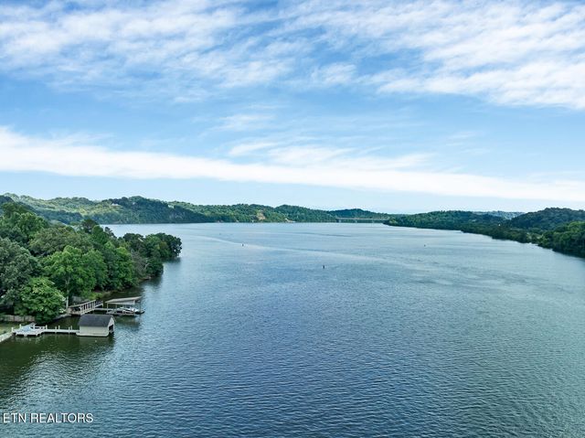 4225 W Lakeview Circle, Louisville, TN 37777