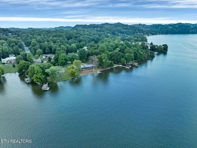 4225 W Lakeview Circle, Louisville, TN 37777