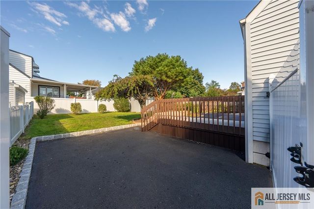 18 Roseland Place, North Brunswick, NJ 08902