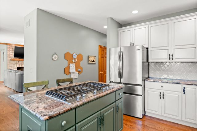 5N661 Leola Lane, St. Charles, IL 60175