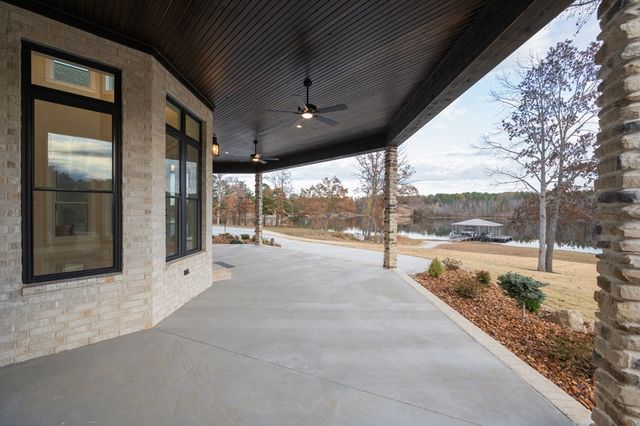 425 Shoreview Ln, Huntingdon, TN 38344