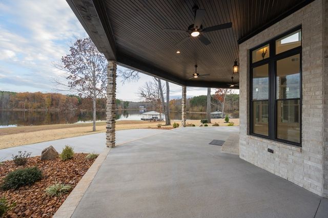 425 Shoreview Ln, Huntingdon, TN 38344