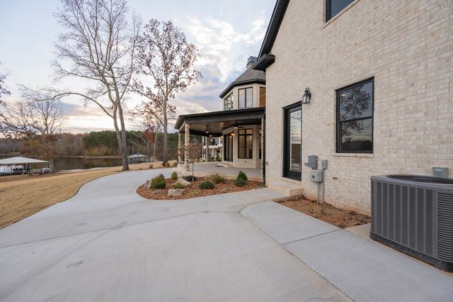 425 Shoreview Ln, Huntingdon, TN 38344