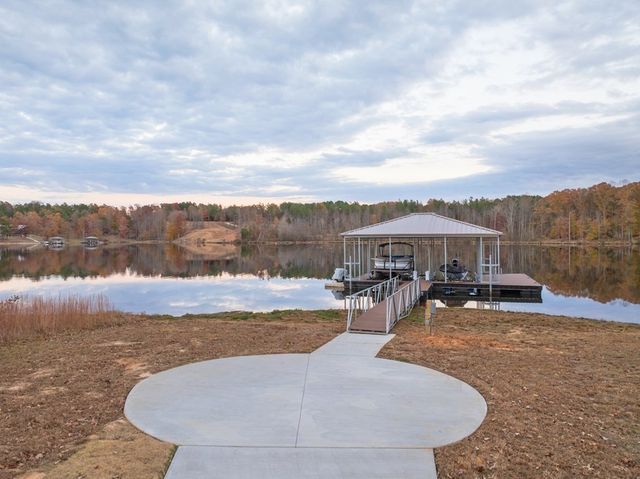 425 Shoreview Ln, Huntingdon, TN 38344