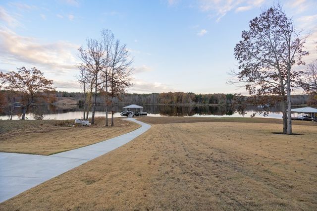 425 Shoreview Ln, Huntingdon, TN 38344