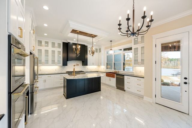 425 Shoreview Ln, Huntingdon, TN 38344