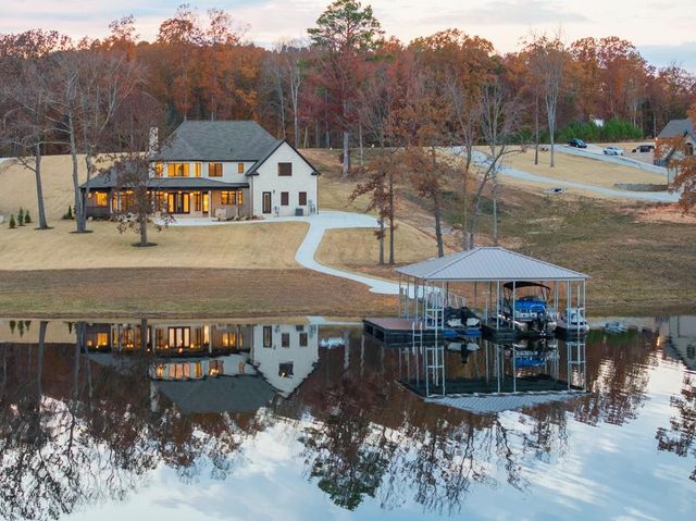 425 Shoreview Ln, Huntingdon, TN 38344