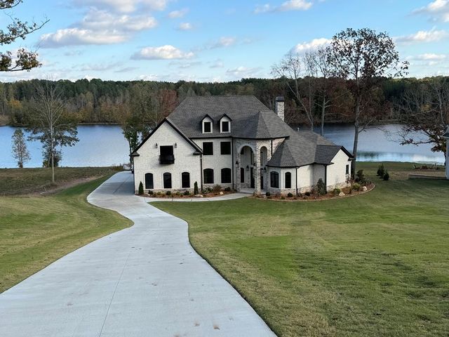 425 Shoreview Ln, Huntingdon, TN 38344