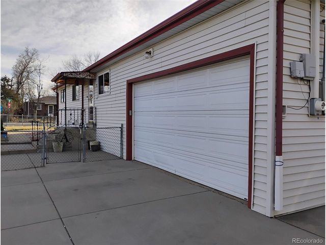 6081 E 61st Ave, Commerce City, CO 80022