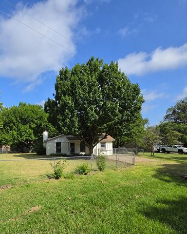 329 Walnut Avenue, Azle, TX 76020