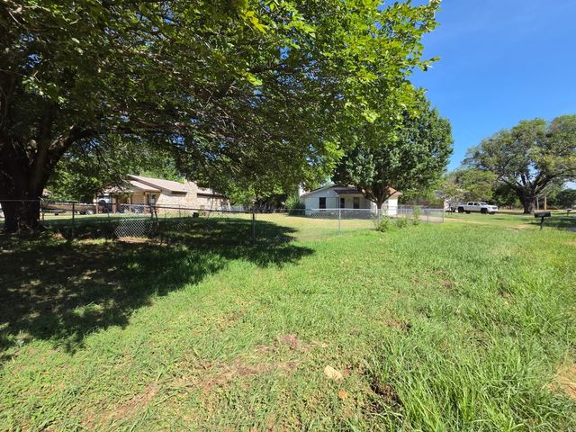 329 Walnut Avenue, Azle, TX 76020