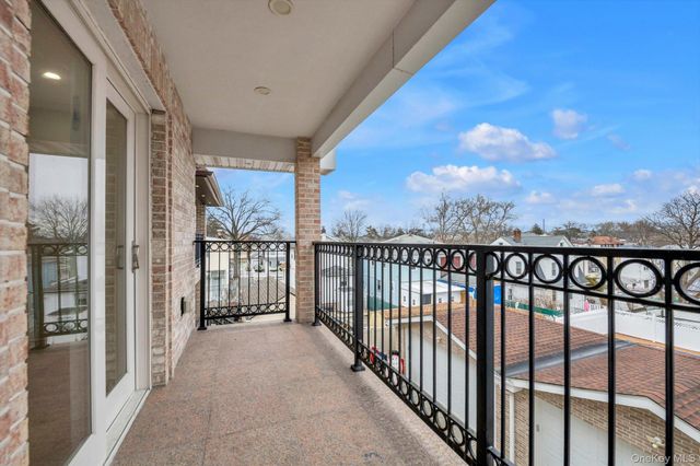 717 College Place, College Point, NY 11356