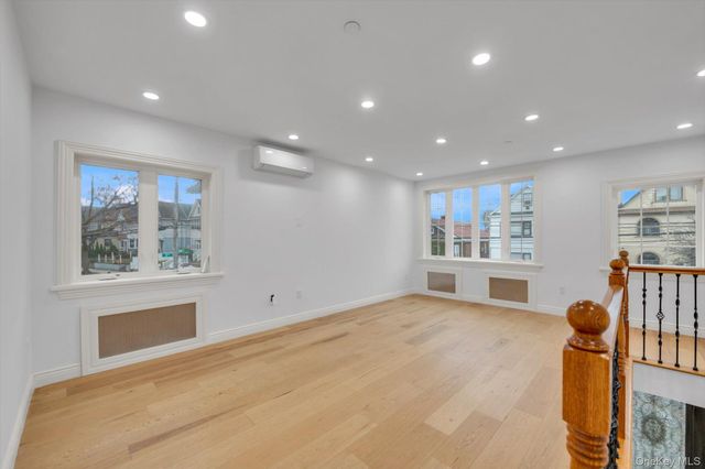 717 College Place, College Point, NY 11356