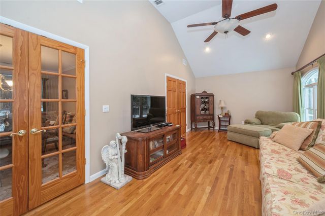 9 Elm Lane NE, Stony Brook, NY 11790