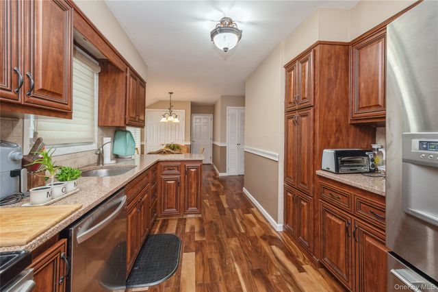 9 Elm Lane NE, Stony Brook, NY 11790