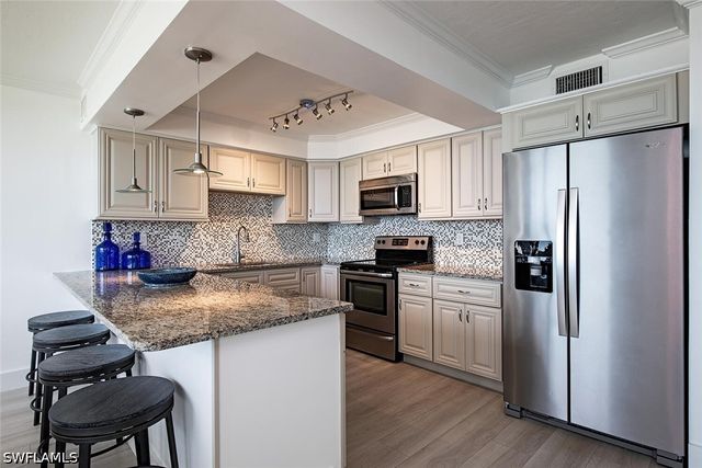 9375 GULF SHORE DR 402, Naples, FL 34108