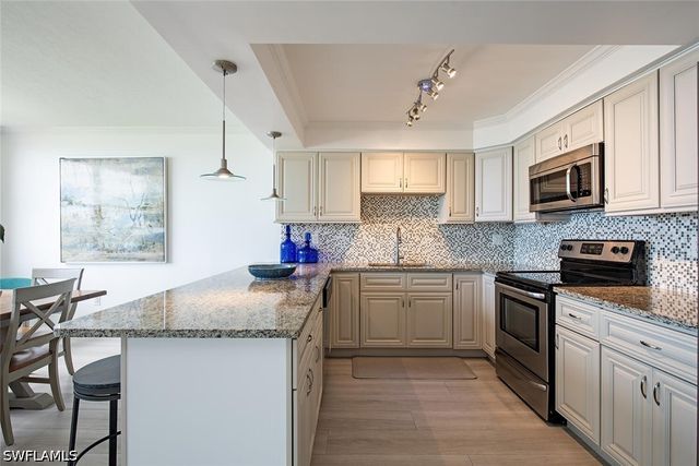 9375 GULF SHORE DR 402, Naples, FL 34108