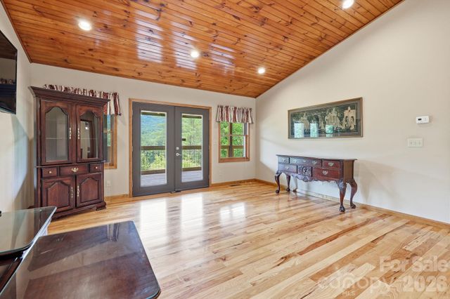 168 Barefoot Cove, Burnsville, NC 28714