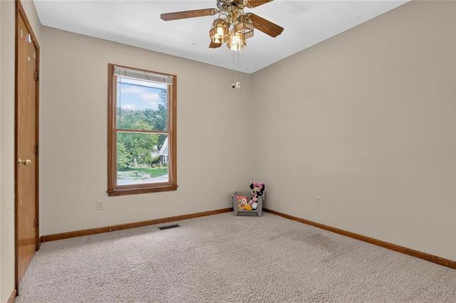 6405 N Amoret Avenue, Kansas City, MO 64151