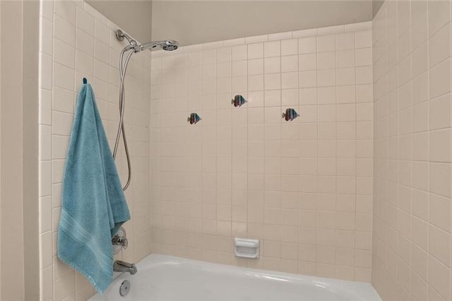 6405 N Amoret Avenue, Kansas City, MO 64151