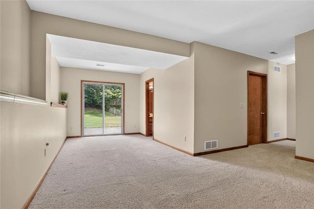 6405 N Amoret Avenue, Kansas City, MO 64151